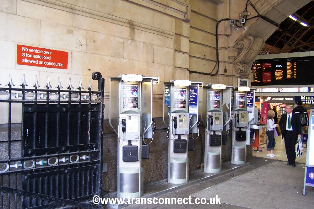 Station Concourse Phones Victoria 281005.JPG