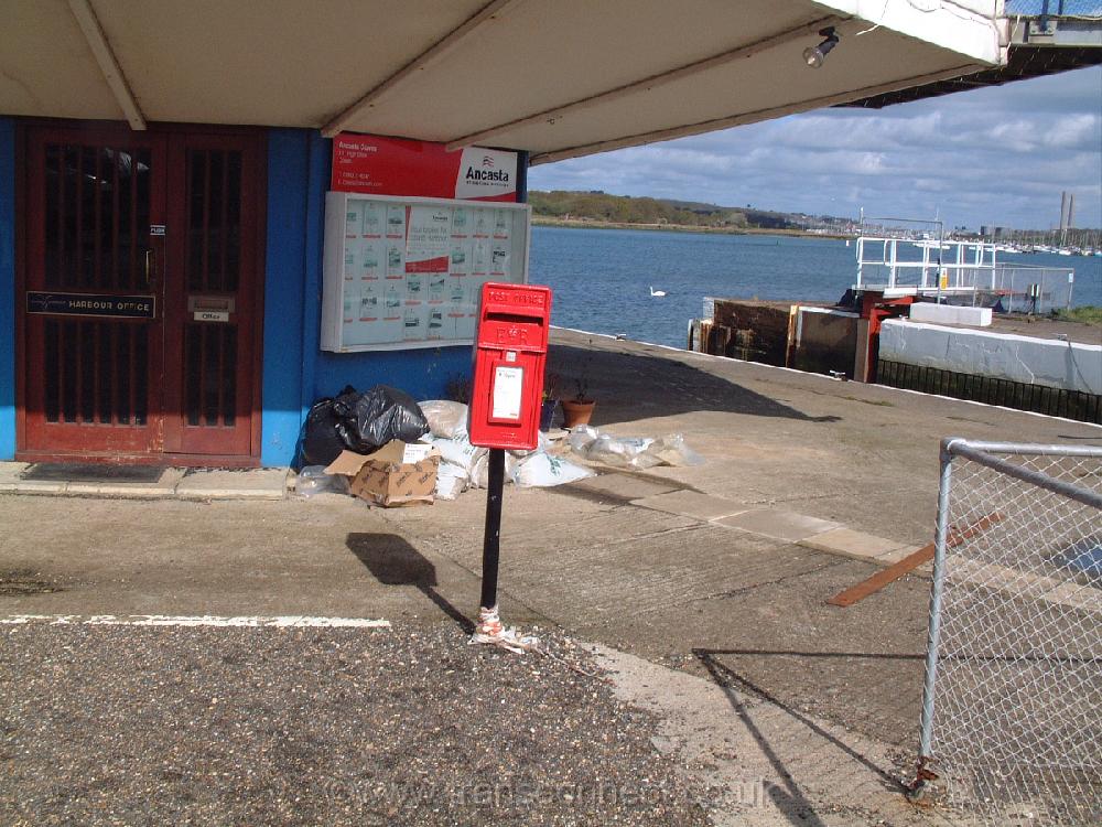 E2R Post Box On Pole Island Marina IOW 180405.JPG - SZ510918