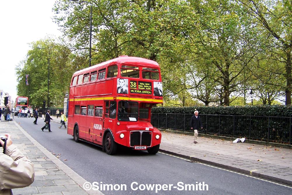 RM1640 FOS 38 Victoria Station Piccadily 281005.JPG