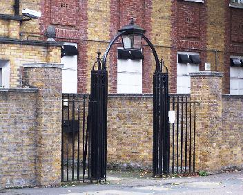 Primrose Hill TE 3 Entrance Lamp 151007