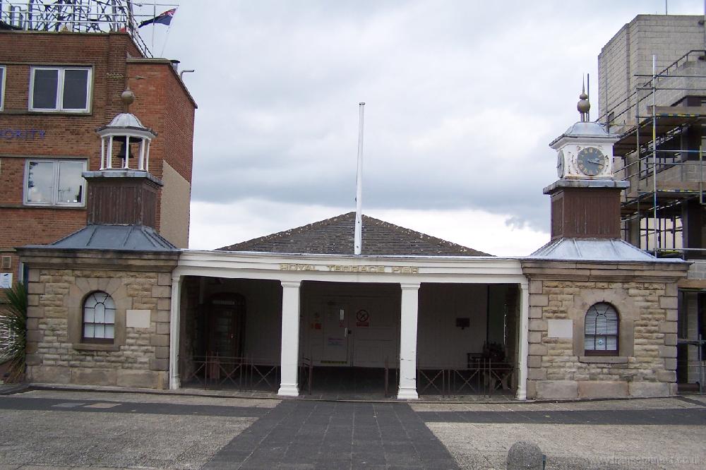 Royal Terrace Pier Gravesend 1 150908.JPG - TQ650744