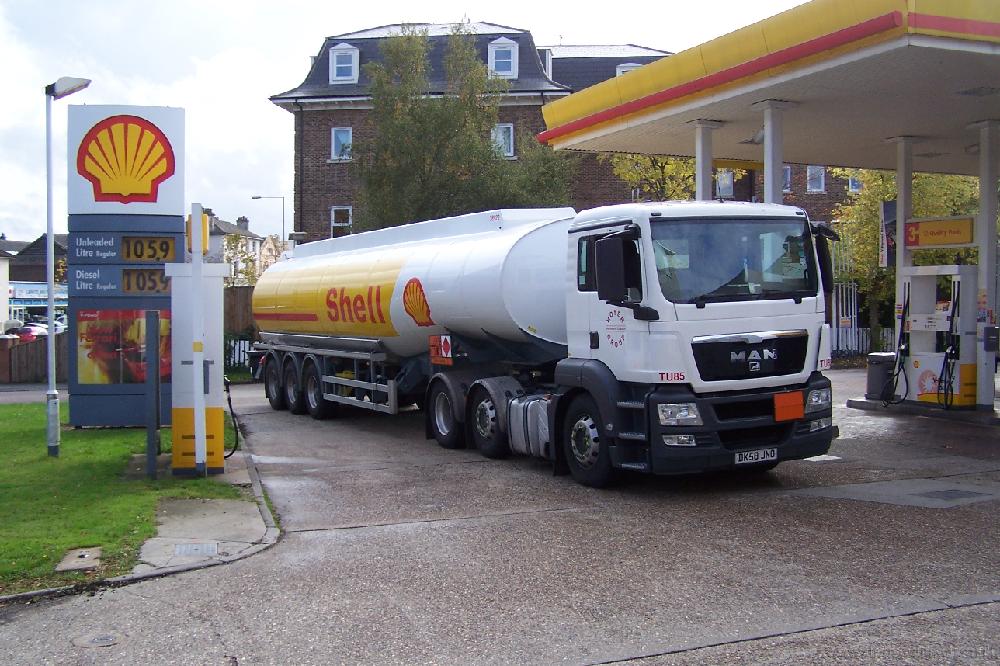 Shell Tanker Southborough 231009.JPG