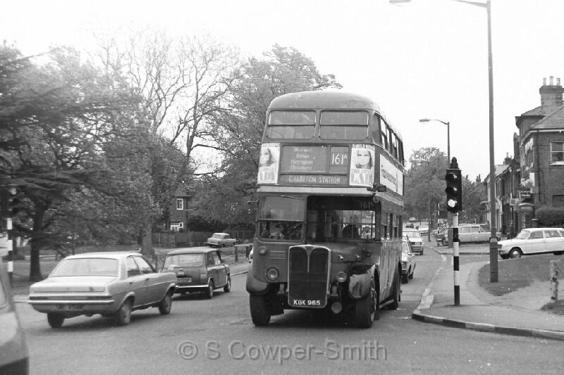 161A,BW17,30,RT2156,161A,CHARLTON STATION, CHISLEHURST WAR MEMORIAL,20051977.JPG