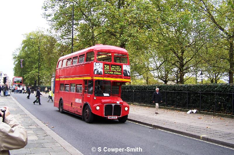 RM1640 FOS 38 Victoria Station Piccadily 281005.JPG