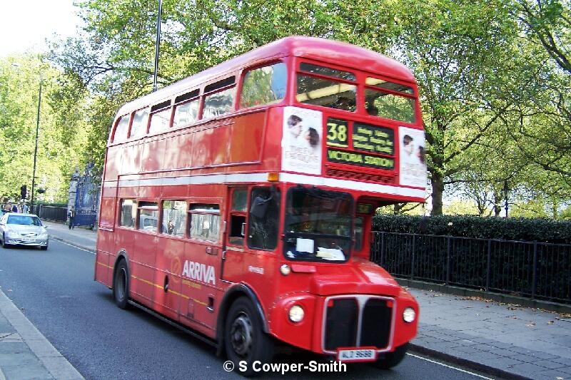 RM1968 FOS 38 Victoria Station Piccadilly 281005.JPG