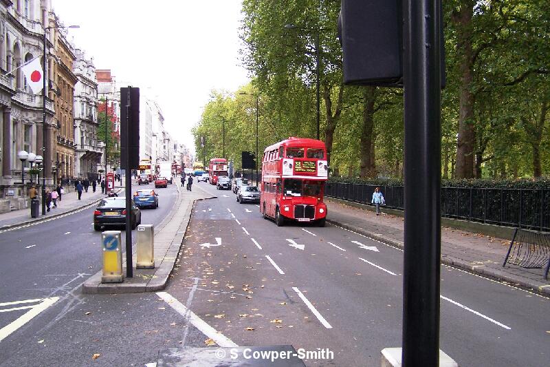 RM1968 FOS 38 Victoria Station Piccadily 281005.JPG