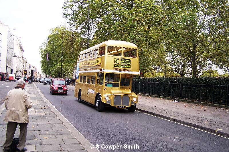 RM6 FOS Gold 38 Victoria Station Piccadily 281005.JPG