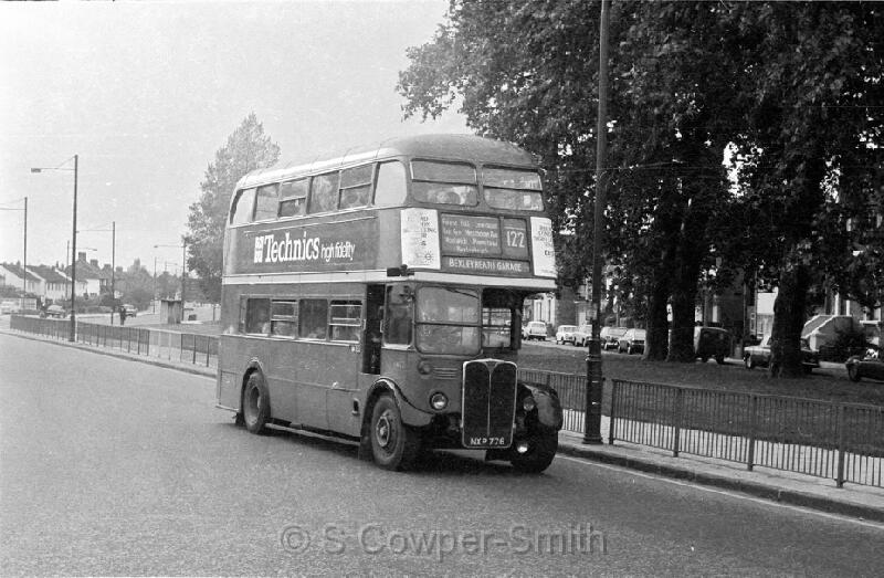 122,BW03,32 RT4422 122 BEXLEYHEATH GARAGE ELTHAM GREEN OCT76.jpg