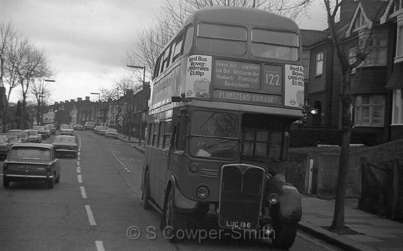 122,BW34,26,RT4037,122,PLUMSTEAD GARAGE,WICKHAM LNE NR AM GARAGE,21041978.jpg