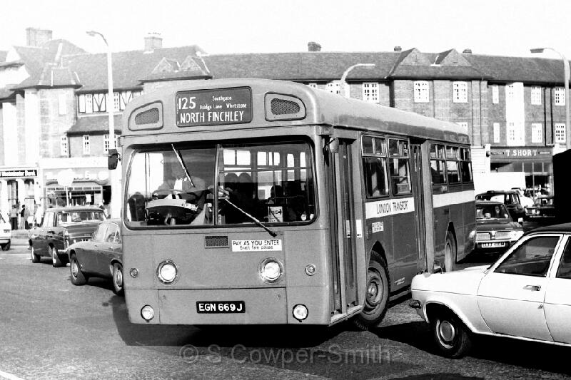 125,BW05,05 SMS669 SOUTHGATE 125 NORTH FINCHLEY 101976.JPG