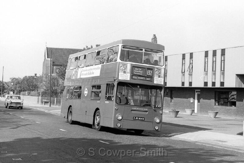 132,BW17,22,DMS2394,132,ELTHAM WELL HALL STATION, BEXLEYHEATH GARAGE,20051977.JPG