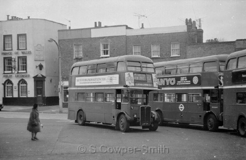 137,BW01,27,RT2522, FOS CLAPHAM, 137, CLAPHAM COMMON OLD TOWN,101976.jpg
