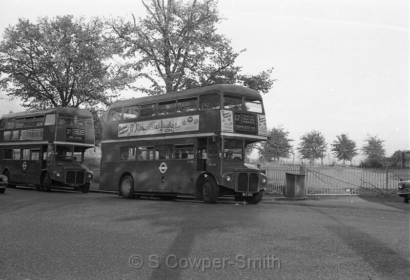 137,BW64,25,RM0352,137,HIGHGATE ARCHWAY STATION,CRYSTAL PALACE,010978.jpg