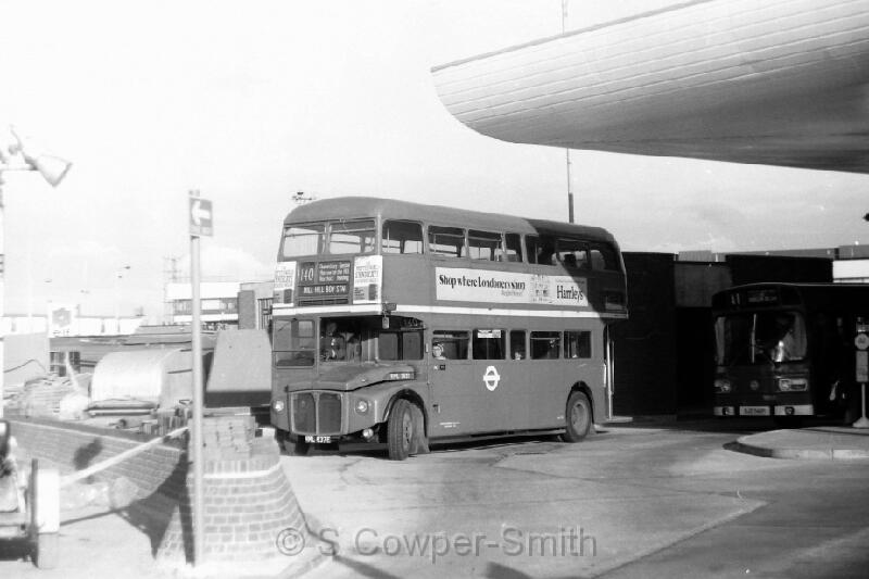 140,BW22,33,RML2637,140,MILL HILL BDY STN,HEATHROW,JAN 1978.JPG