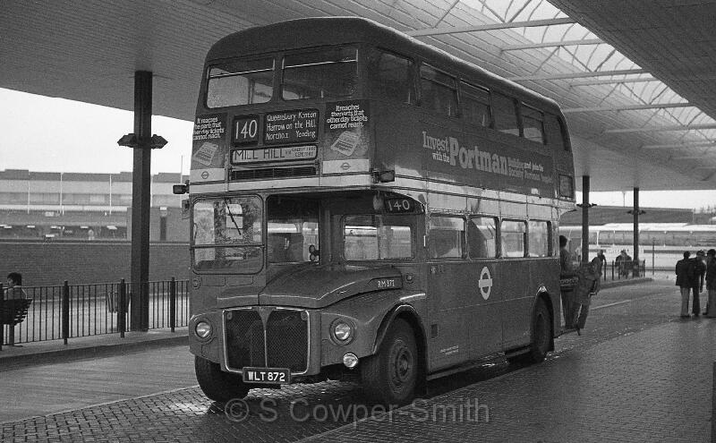 140,BW47,37,RM0872,140,MILL HILL VIA CHERRY LANE CEMETERY,HEATHROW AIRPORT BUS STN,16071978.jpg