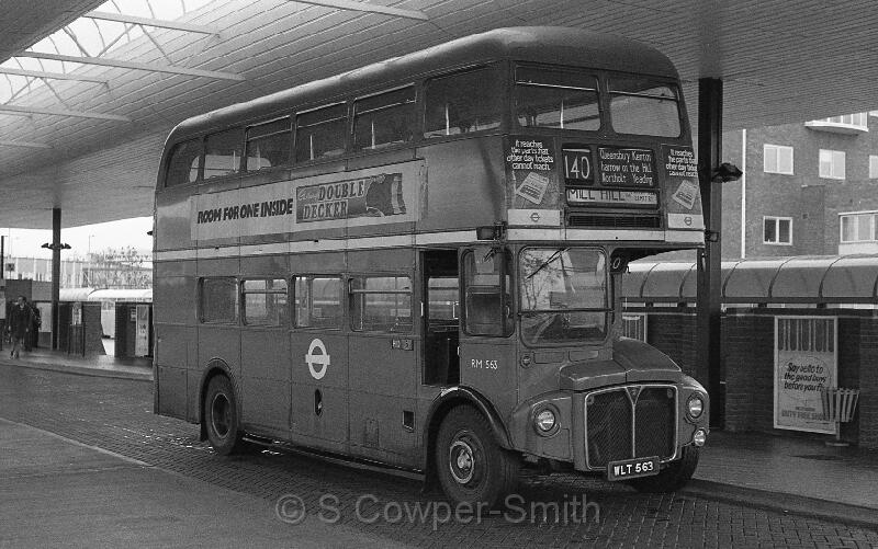 140,BW48,09,RM0563,140,MILL HILL VIA CHERRY LANE CEMETERY,HEATHROW AIRPORT BUS STN,16071978.jpg