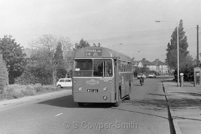 218,BW20,07,RF381,218,STAINES VIA LALEHAM,LALEHAM RD,JUNE 1977.JPG