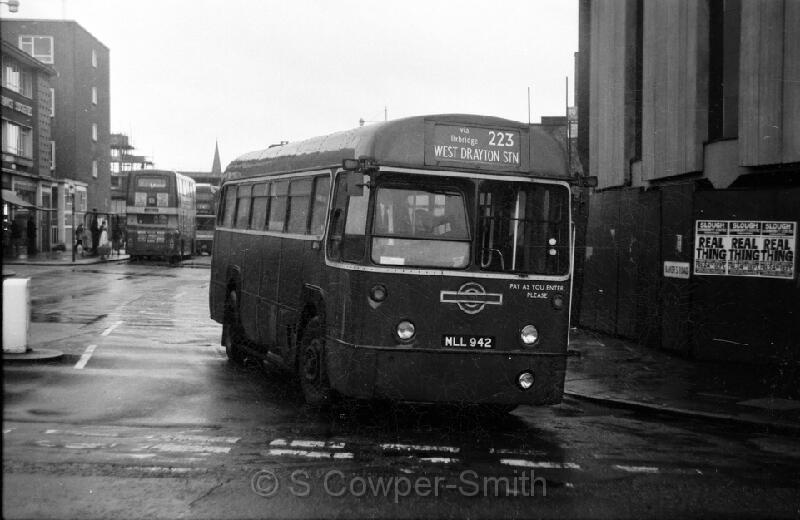 223,BW04,25 RF524 223 WEST DRAYTON STN UXBRIDGE 021076.jpg