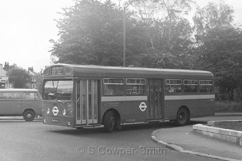 227,BW18,10,SMS170,227,CHISLEHURST GORDON ARMS,CHISLEHURST WAR MEMORIAL,20051977.JPG