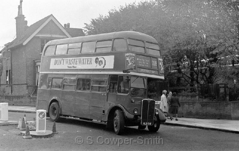 228,BW03,24, RT1312 228 CHISLEHURST GORDON ARMS ELTHAM WELL HALL OCT76.jpg