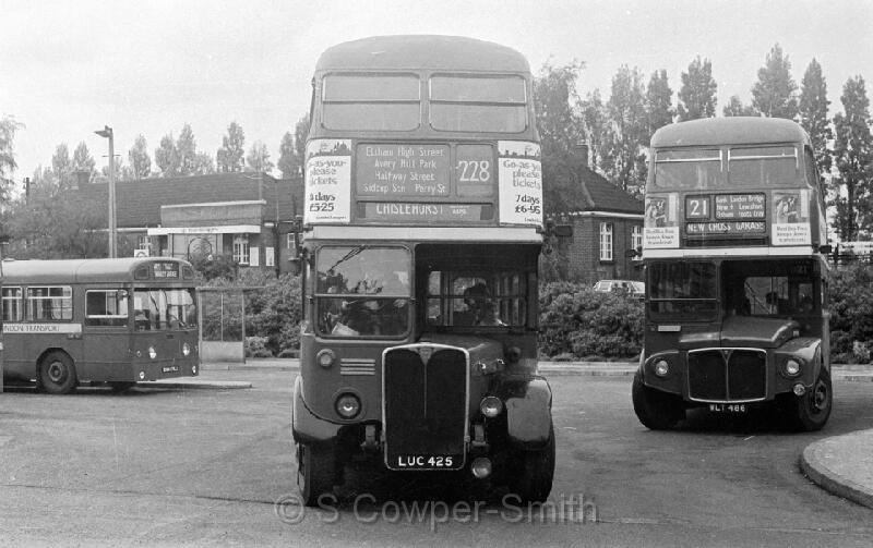 228,BW03,27 RT4076 228 CHISLEHURST GORDON ARMS ELTHAM WELL HALL, OCT76.jpg