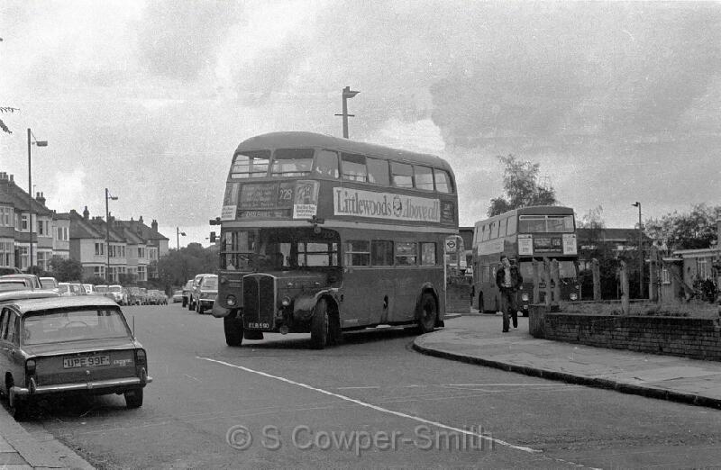 228,BW03,30 RT1341 228 CHISLEHURST GORDON ARMS ELTHAM WELL HALL STN OCT76.jpg