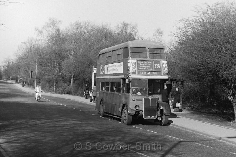 228,BW11,09,RT4051,228,Eltham Well Hall Station,Chis War Mem,021977.JPG