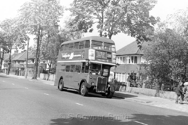 228,BW17,10,RT1688,228,CHISLEHURST GORDON ARMS, AVERY HILL RD,19051977.JPG