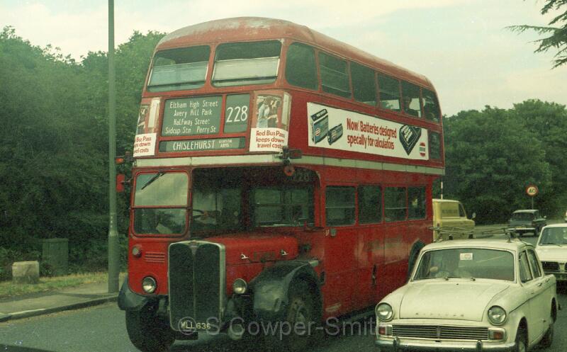228,CL23,03,RT2889,228,CHISLEHURST GORDON ARMS,CHISLEHURST WAR MEMORIAL,AUG 1976,,.jpg