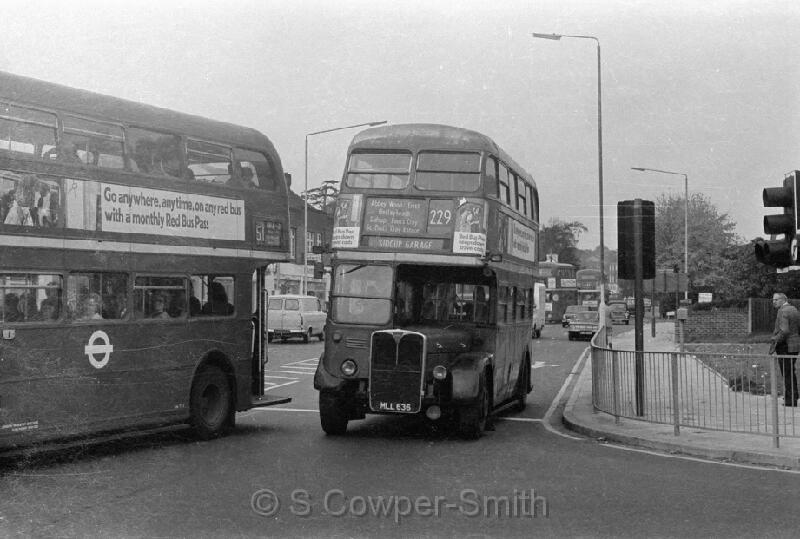 229,BW03,14, RT2889 229 SIDCUP GARAGE FOOTS CRAY HIGH ST OCT76.jpg