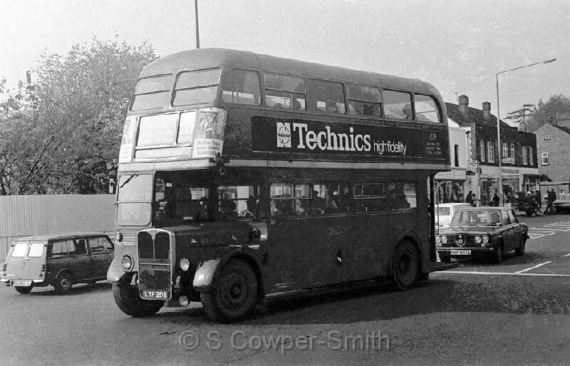 229,BW03,19 ,RT4149 229 ORPINGTON STN FOOTS CRAY HIGH ST OCT76.jpg