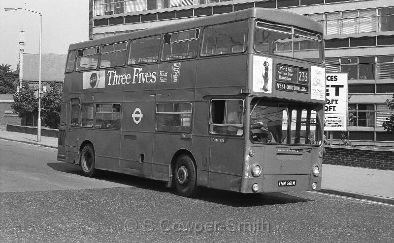 233,BW52,26,DMS1581,233,WEST CROYDON BUS STATION,WELLESLEY RD CR9,01081978.jpg