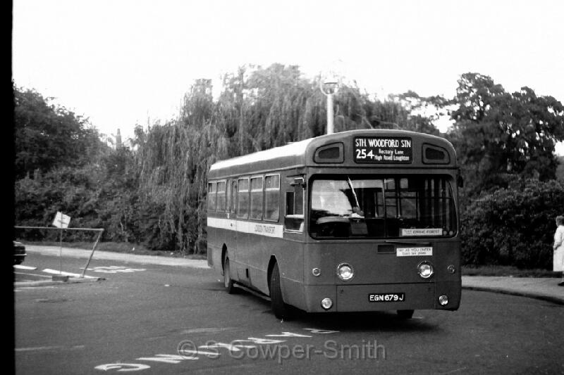 254,BW05,21 SMS679 254 STH WOODFORD STN LOUGHTON 101976.JPG