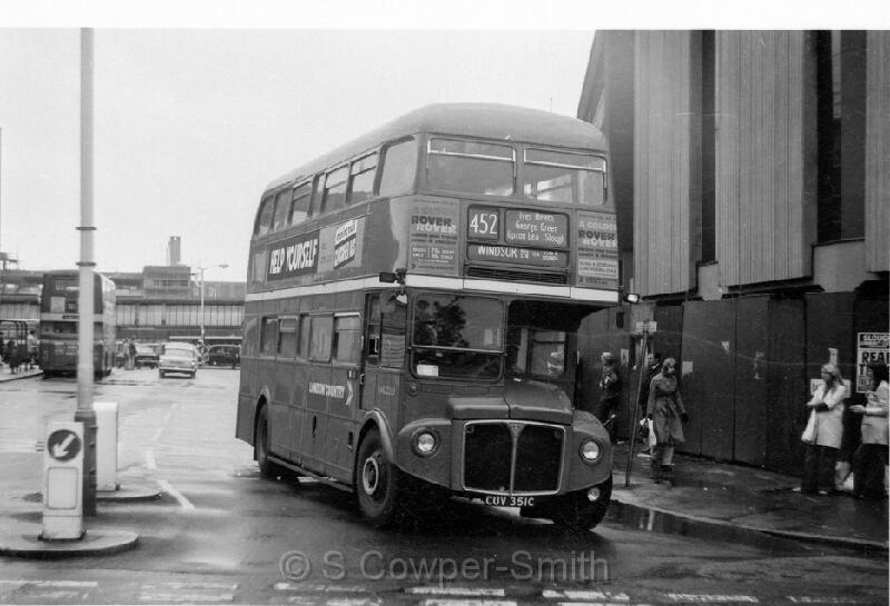 452,BW04,32 RML2351 452 WINDSOR BUS STN VIA STAGANDHOUNDS UXBRIDGE 021076.jpg