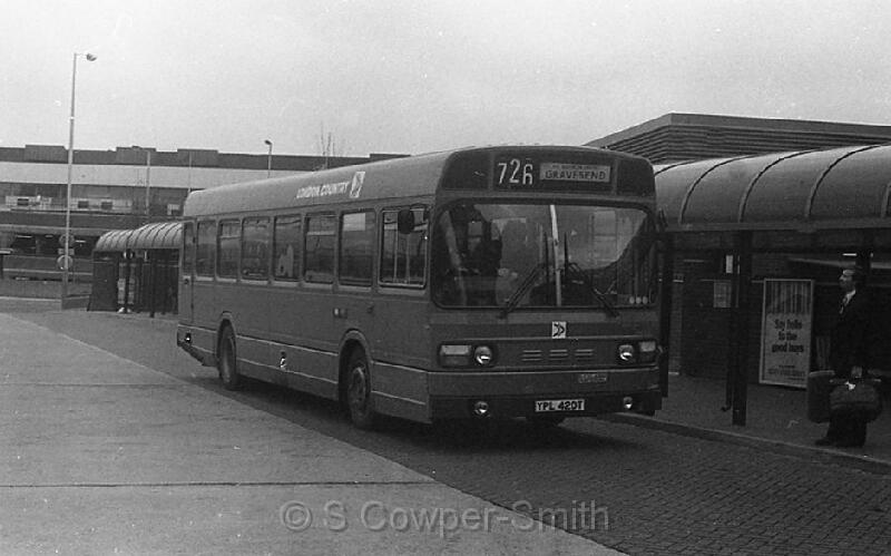 726,68,08,SNB420,726,GRAVESEND,HEATHROW,APRIL 1978.jpg