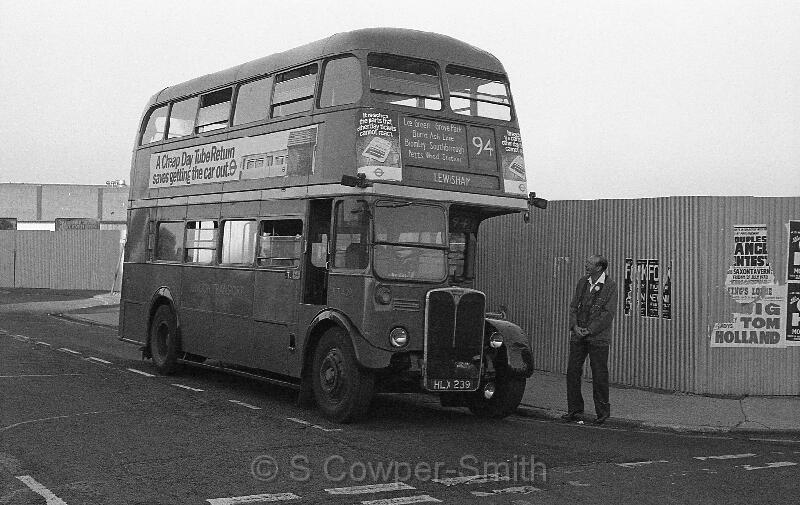 94,BW53,06,RT0422,94,LEWISHAM,PETTS WOOD STN WITH CONDUCTOR,26081978.jpg